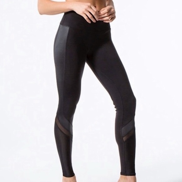 ALO yoga elevate leggings size med - Picture 1 of 10
